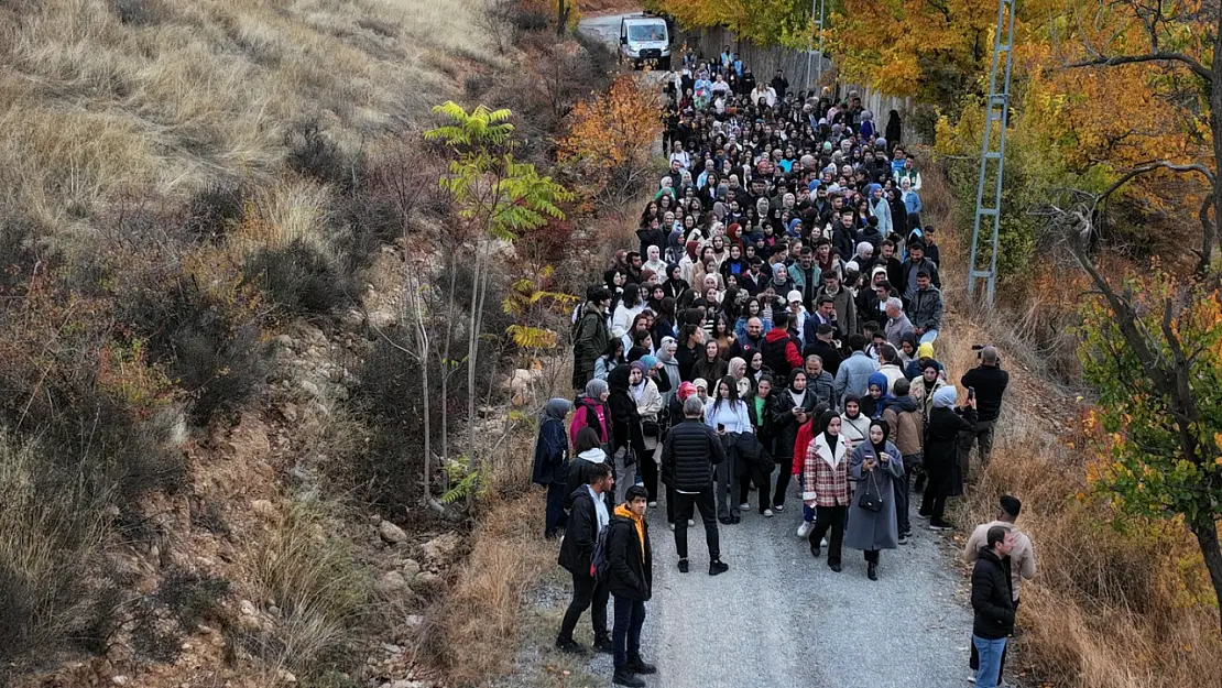 100'lerce öğrenci Yeşilyurt'ta doğa yürüyüşü yaptı...