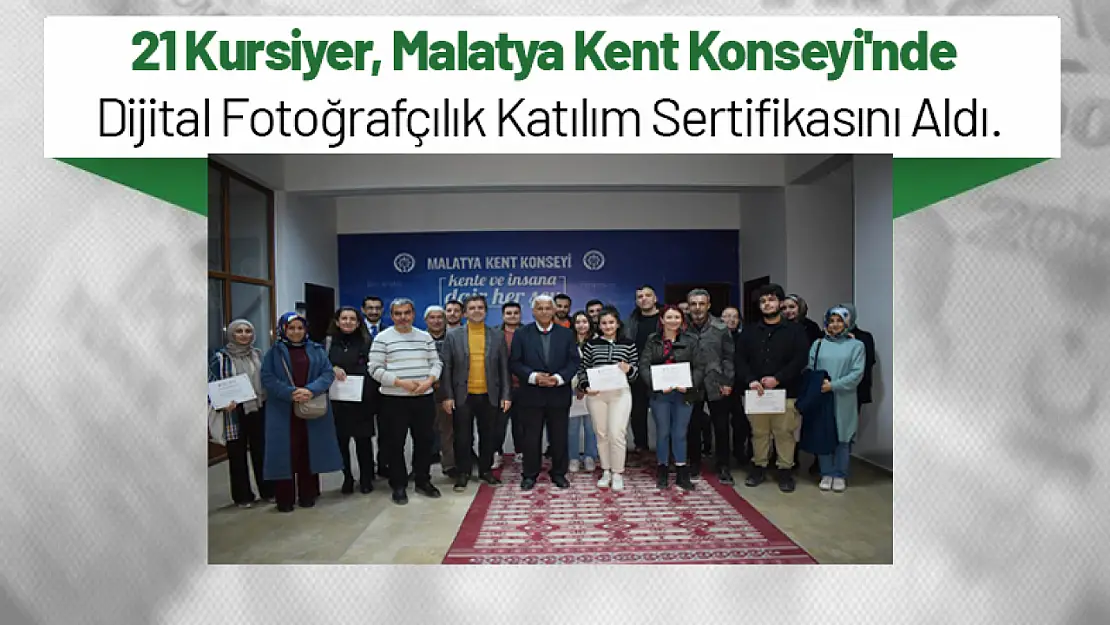 21 Kursiyer Malatya Kent Konseyi'nde Dijital Fotoğrafçılık katılım sertifikasını aldı.