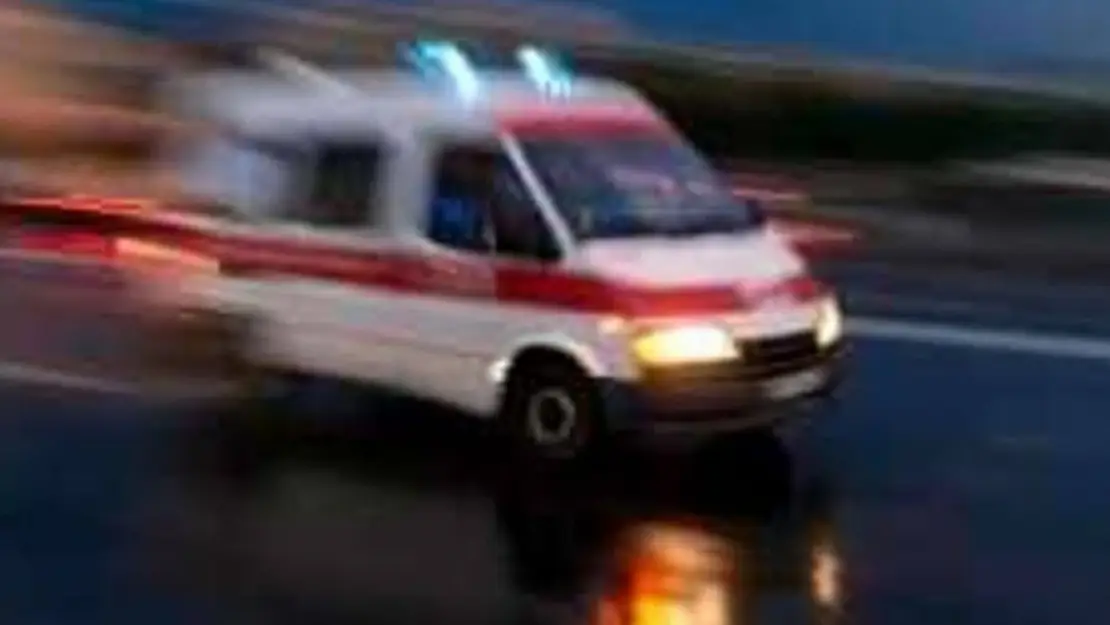 Ambulans ve Kamyonet Çarpıştı: 7 Yaralı