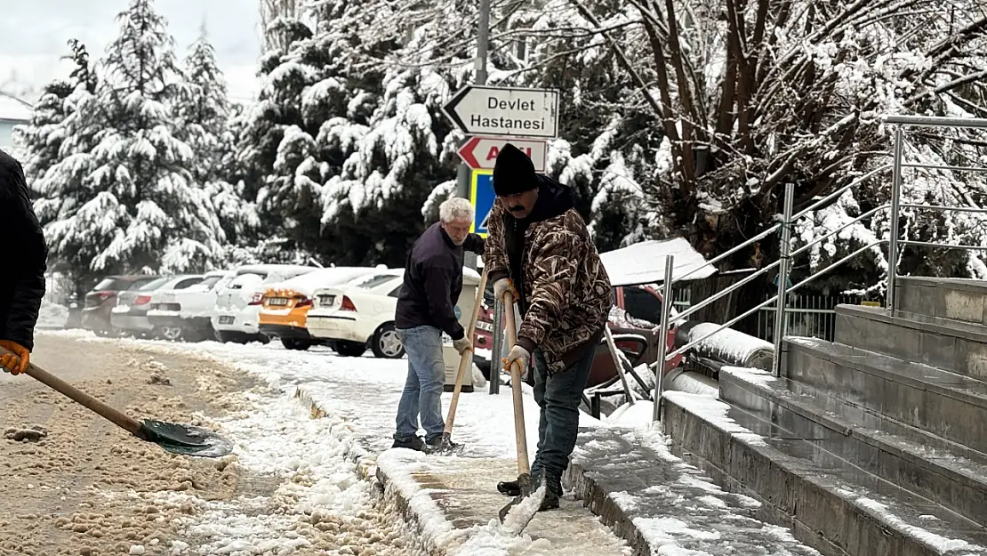 Arapgir'de Kar Yağışı: Belediye Ekipleri Seferber Oldu