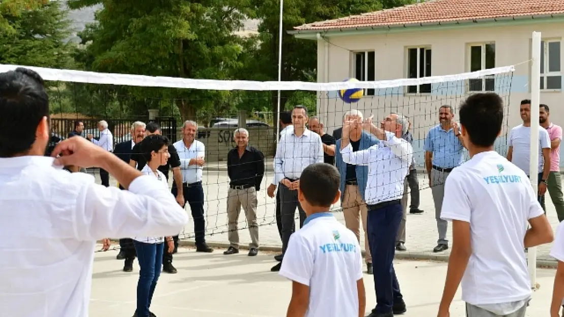 Başkan Çınar, Gençlerle Voleybol Oynadı