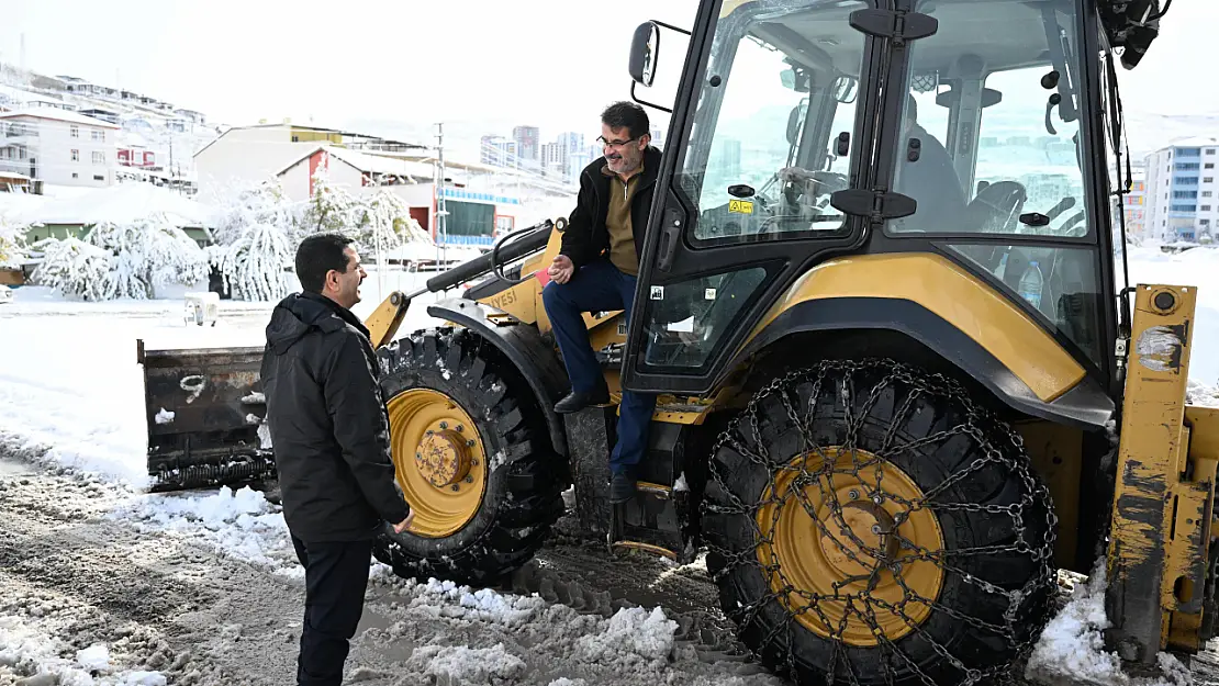 Belediye Ekipleri Yolda Mahsur Kalanların Yardımına Koştu