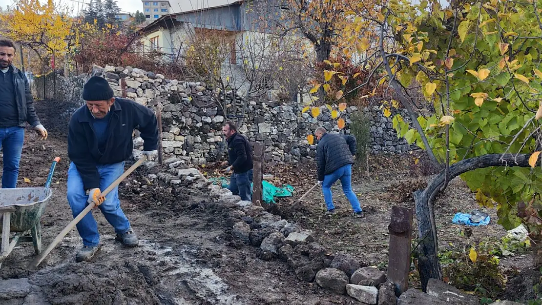 Berenge Mahallesi'nde Altyapı Güçleniyor: Arapgir Belediyesi'nden Taş Duvar Çalışması