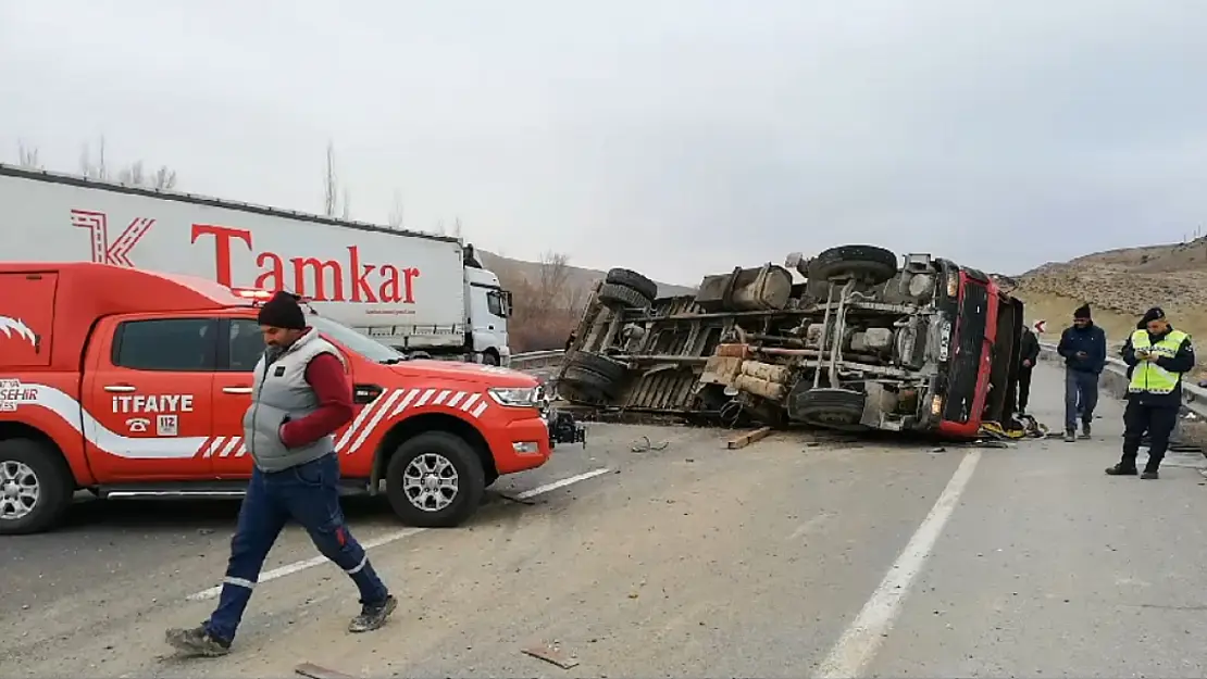 Darende'de Trafik Kazası: Sıkışan Sürücü Yaralı Olarak Kurtarıldı