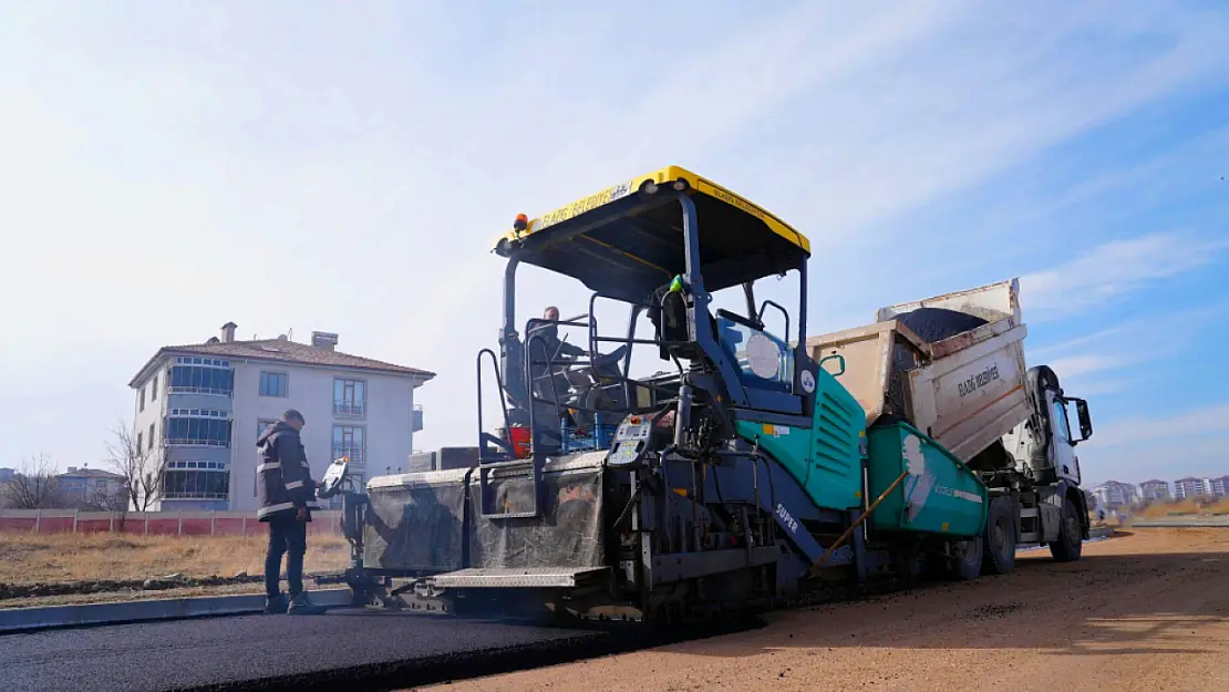 Elazığ'da Hem Yollar Yenileniyor Hem Şehir Temizleniyor