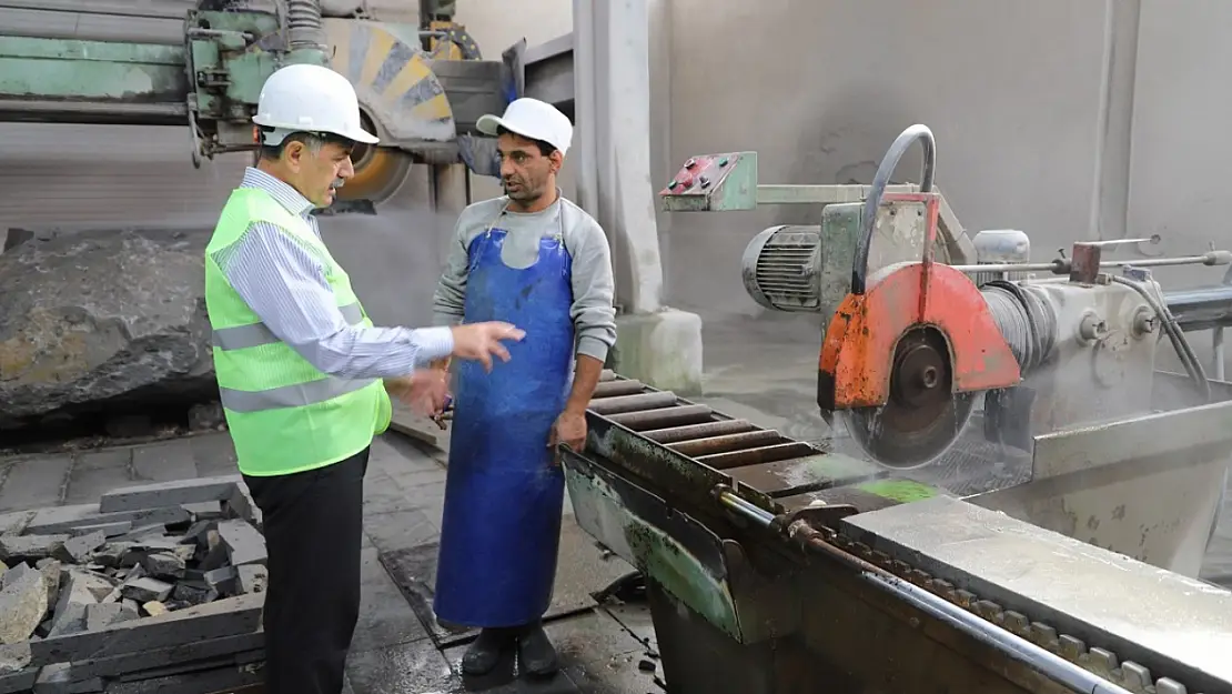 Erzincan Belediyesi işlediği Andezit taşları ile kenti güzelleştirmeye devam ediyor