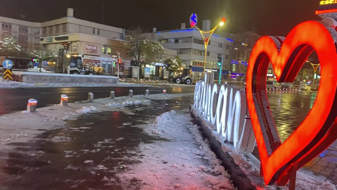 Erzincan Belediyesi'nden Karla Mücadelede Yoğun Mesai.