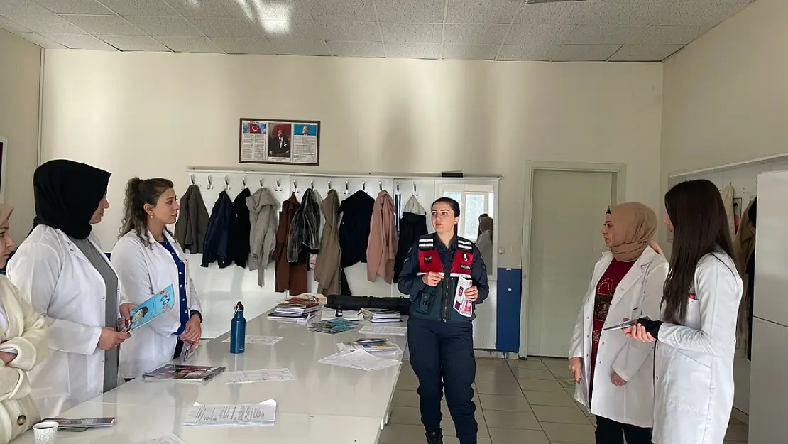 Jandarma, Öğrenci ve Öğretmenlere Siber Suçlarla Mücadeleyi Anlattı