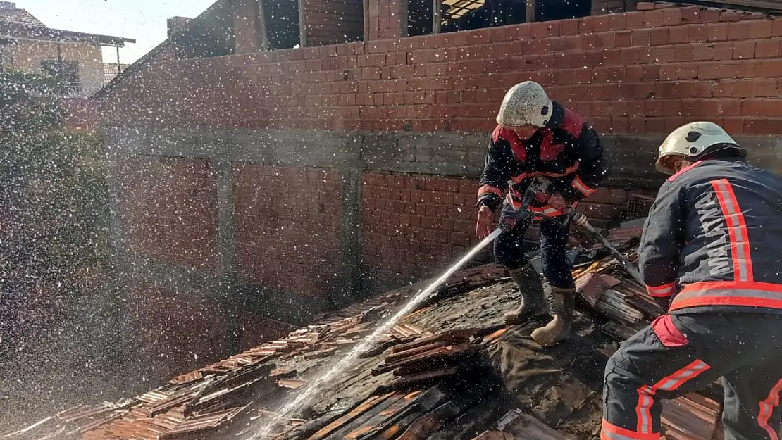 Kırçuval Mahallesi'nde çatı yangını..