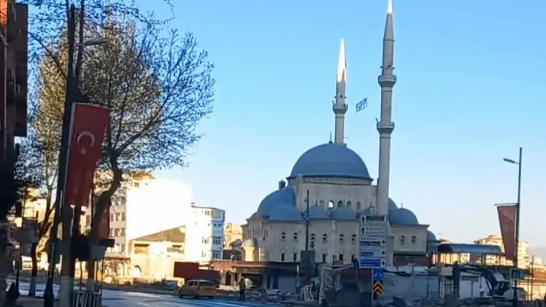 Malatya Söğütlü Cami Yıkılmaya Başlandı...