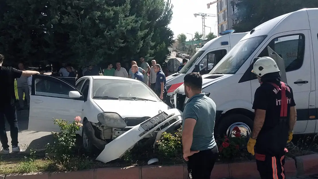 Otomobil ile otobüs çarpıştı 5 yaralı...