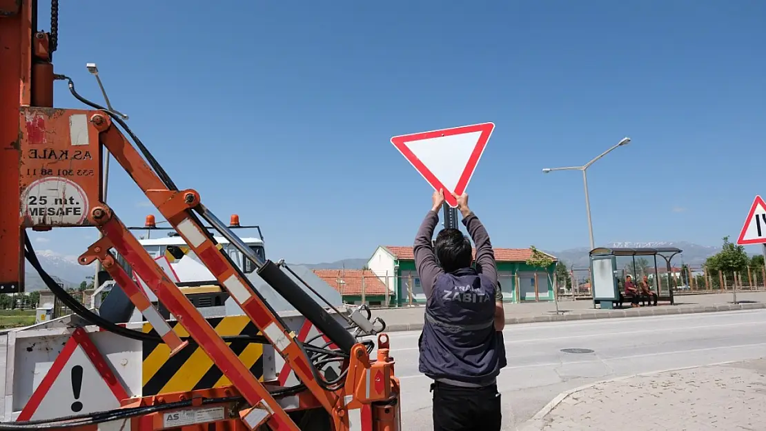 Trafik İşaret Levhalarının bakımı düzenli olarak yapılıyor...