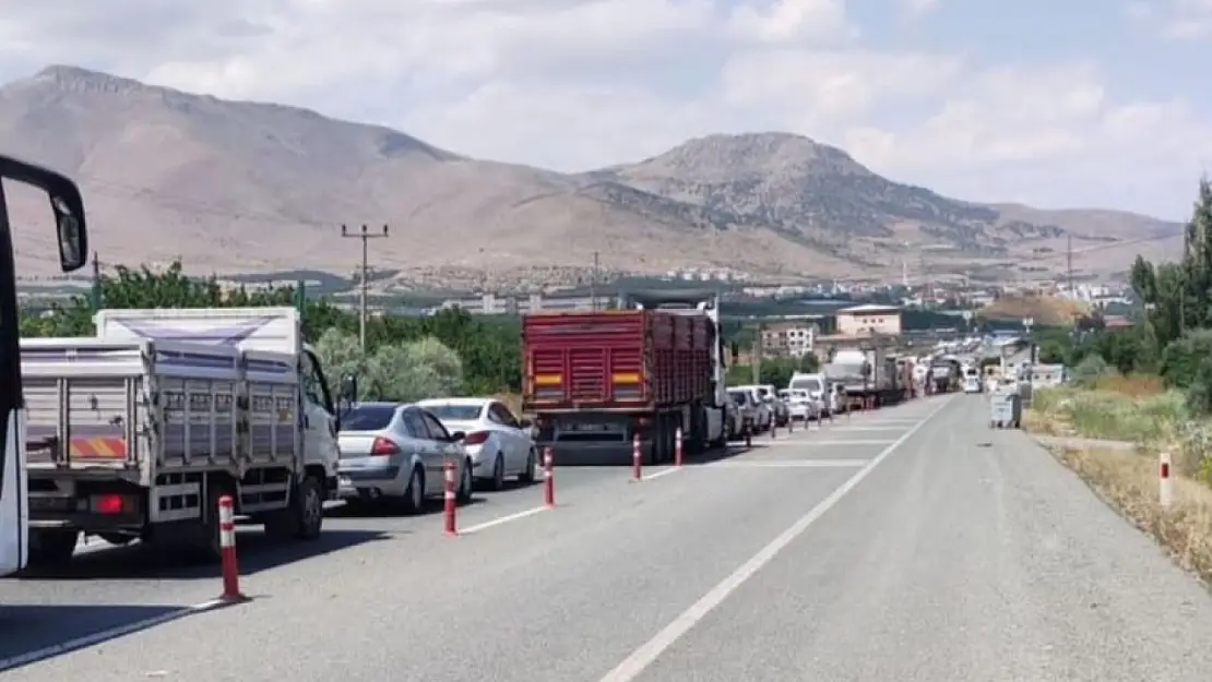 Yakıt tankeri devrildi. Yol trafiğe kapatıldı