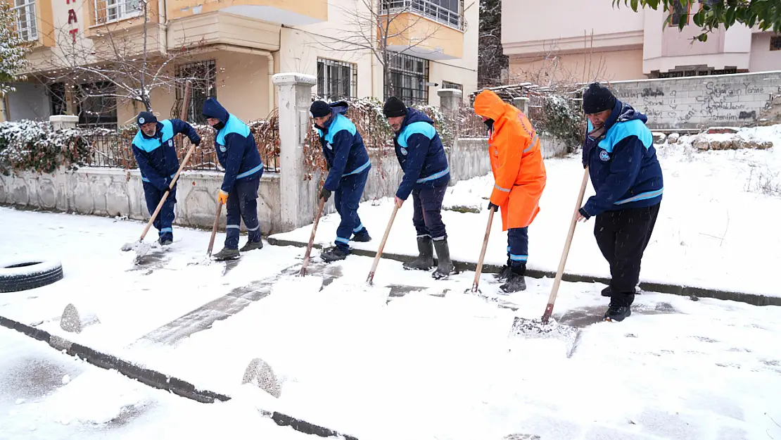 Yollar Açık, Ulaşım Güvende: Battalgazi'de Kar Mesaisi Devam Ediyor!