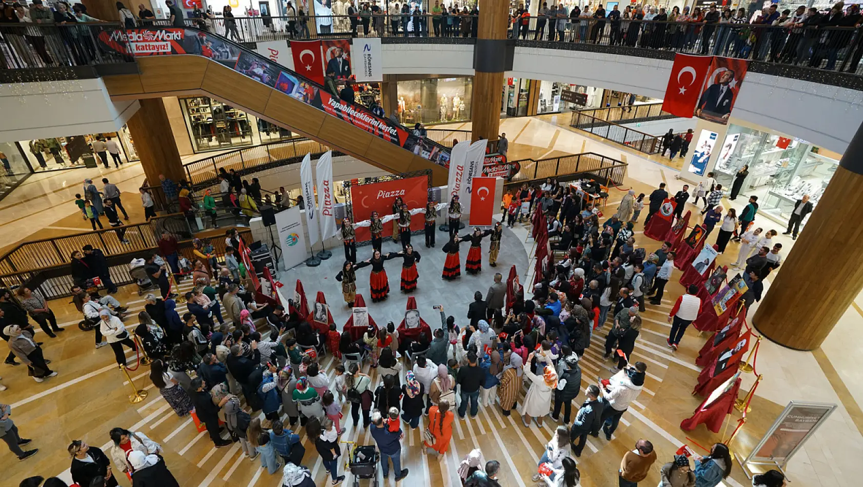 Cumhuriyet Kutlamalarında Büyükşehir'in Halk Oyunları Ekibi Görsel Şölen Sundu