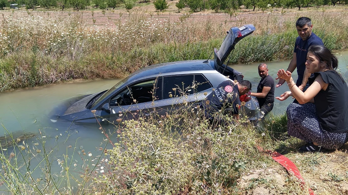 Araç Kanala Uçtu, Yaralılar Kurtarıldı.