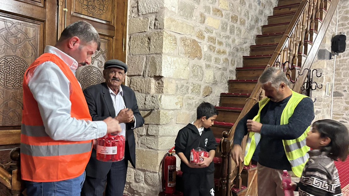 Arapgir'de Kadir Gecesi'ne Özel Lokum Dağıtımı