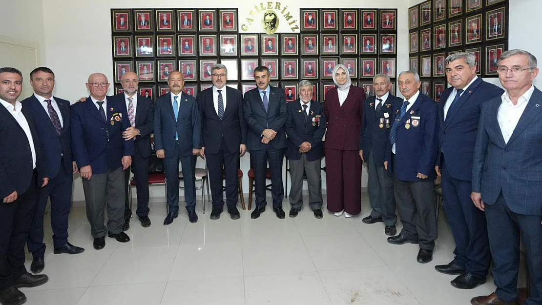Bakan Tekin, Afyonkarahisar Esnafı ve Çocuklarıyla Buluştu