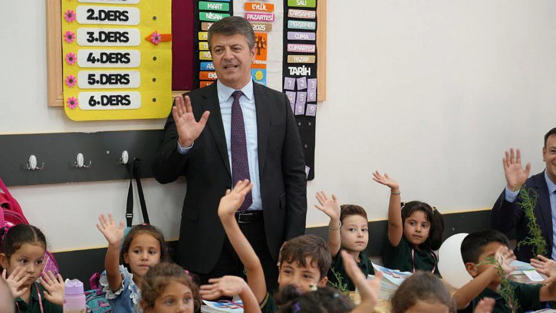 Başkan Tutdere'den Öğrencilere İlk Ders Desteği