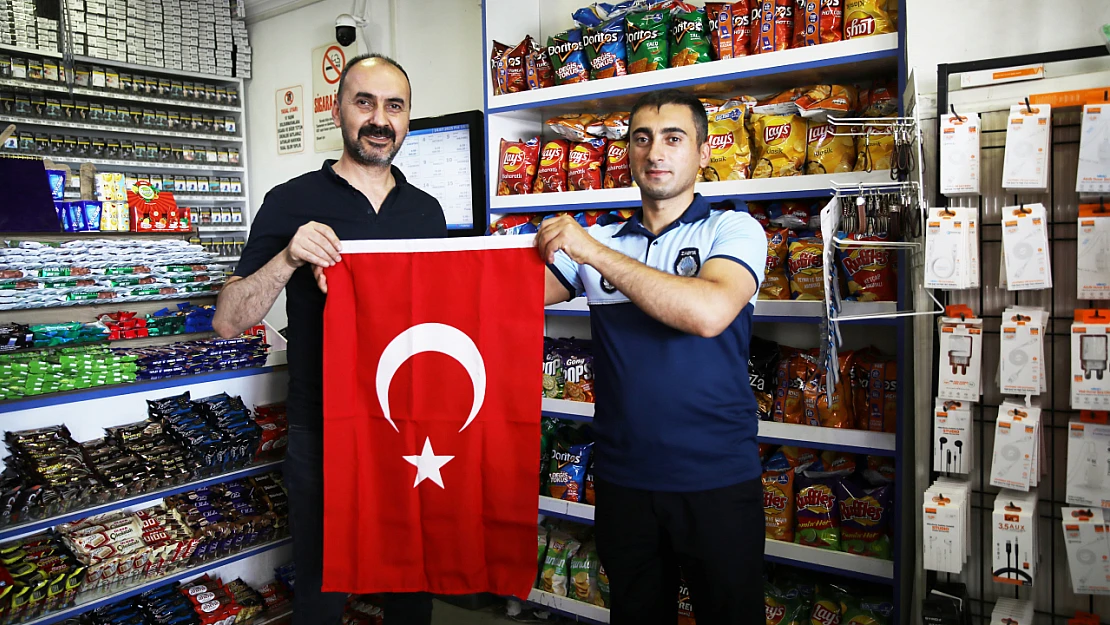 Battalgazi'de Bayrak Seferberliği: Esnafa Ay Yıldız Dağıtıldı