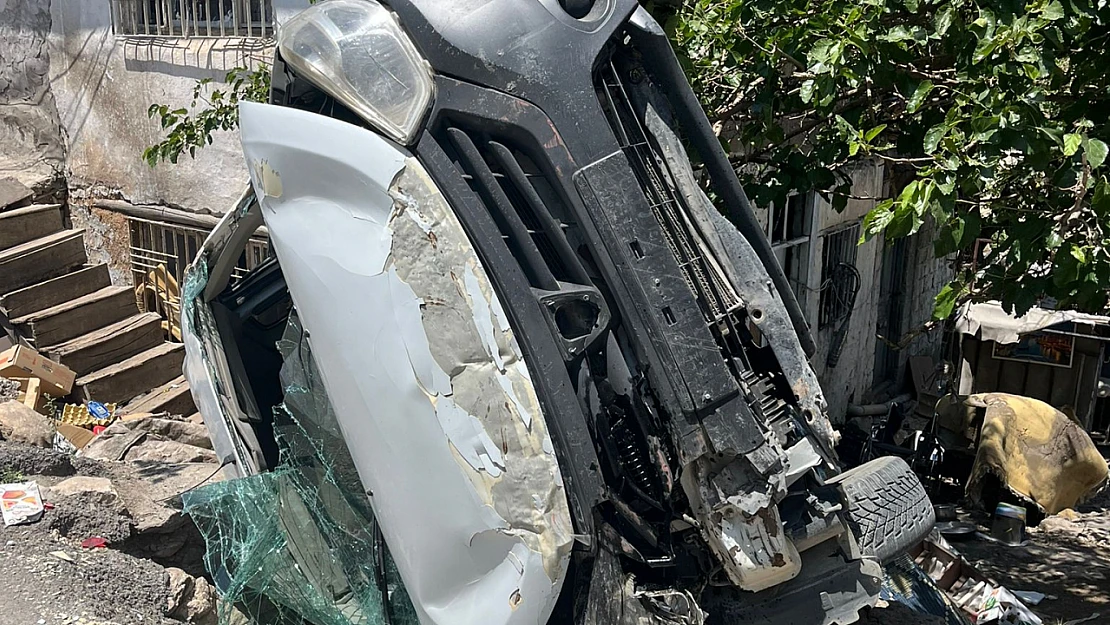 Battalgazi'de Trafik Kazası: Sürücü Yaralandı.