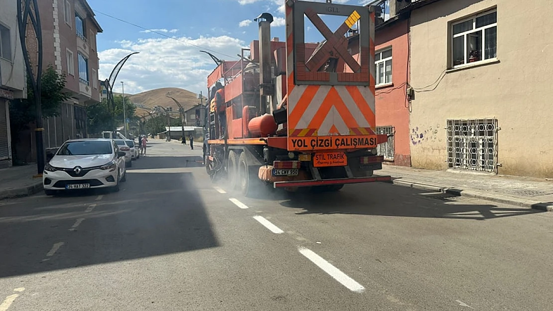 Bulvar Ve Caddelerde Yol Çizgileri Yenileniyor