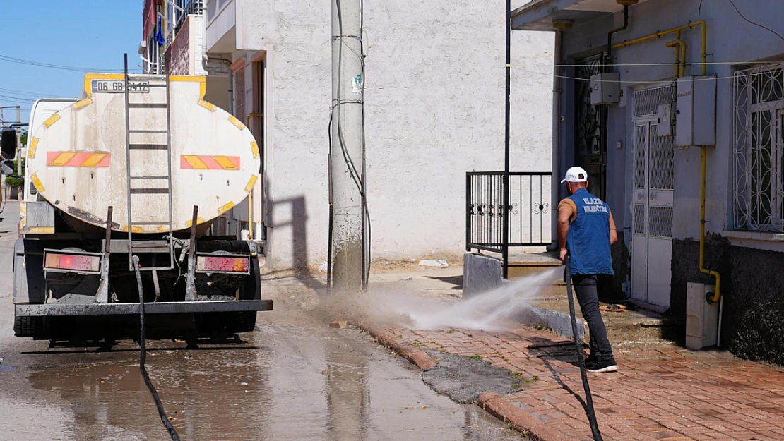 Camilerden Caddelere: Elazığ'da Titiz Temizlik Çalışması