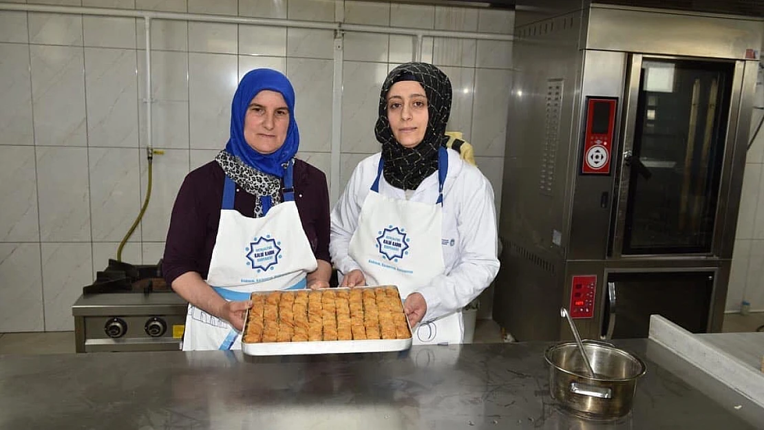 El emeğiyle yapılan ürünlere vatandaşlardan yoğun ilgi...