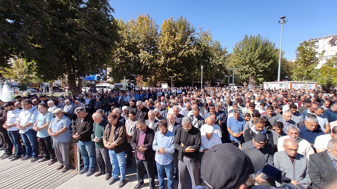 Filistin'de şehit olanlar için gıyabi cenaze namazı...