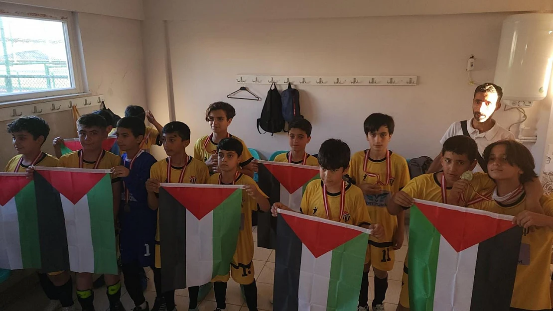 Futbolcular, Filistin'de yaşanan olayları protesto etti...