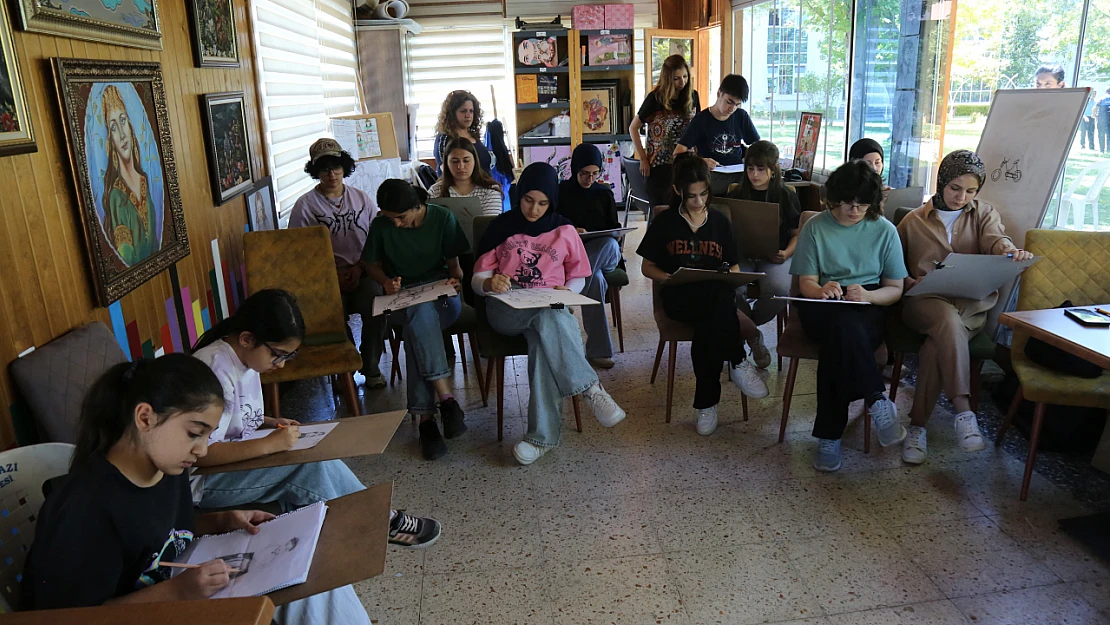 Hayallerine Fırça Darbesi: Sanat Atölyesi Yoğun İlgi Görüyor