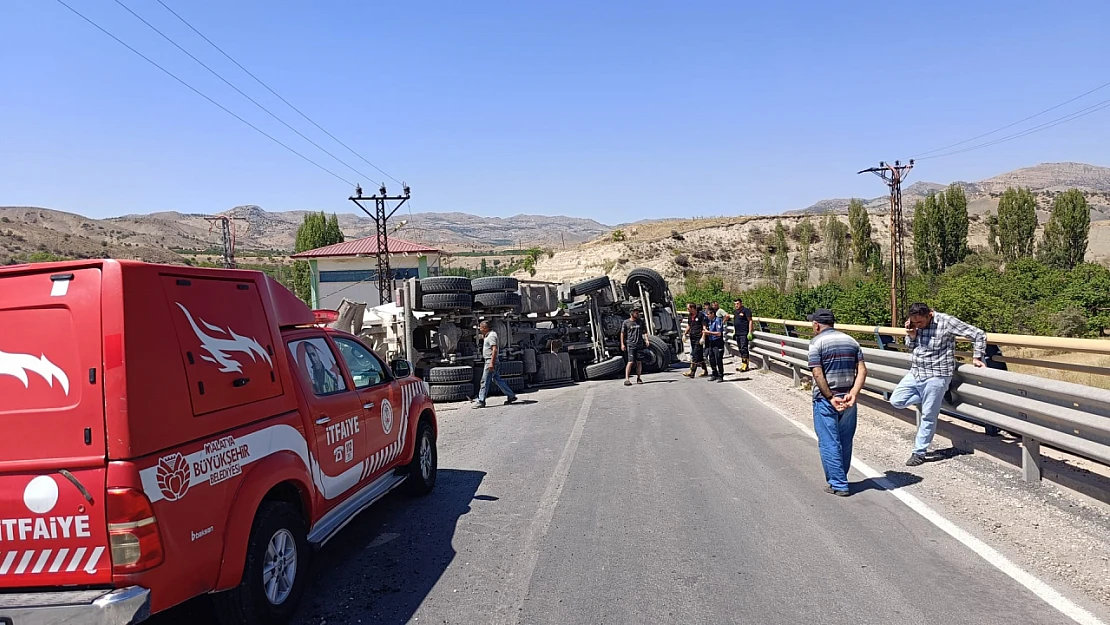 Hekimhan'da Beton Mikseri Devrildi: 1 Yaralı
