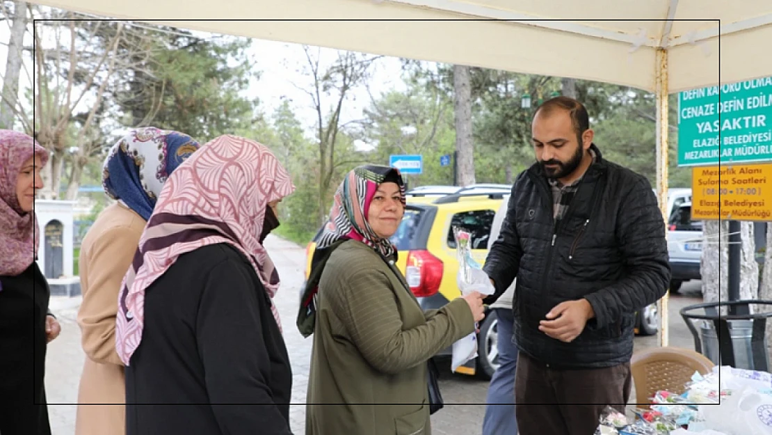 Kabirlere ziyaret eden vatandaşlara Yasin-i Şerif, karanfil ve lokum hediye edildi.