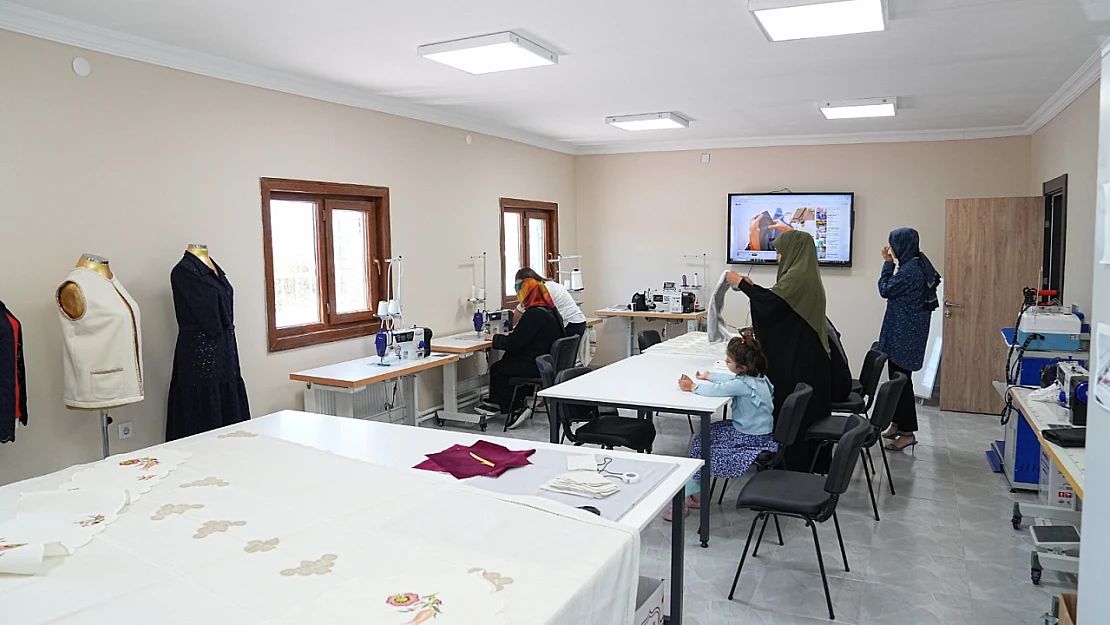 Kadınlar Hem Üretiyor Hem Öğreniyor