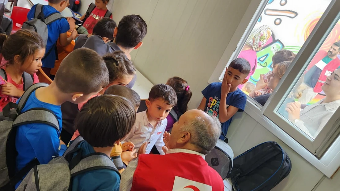 Kızlay'dan çocuklara okul çantası seti hediye edildi...