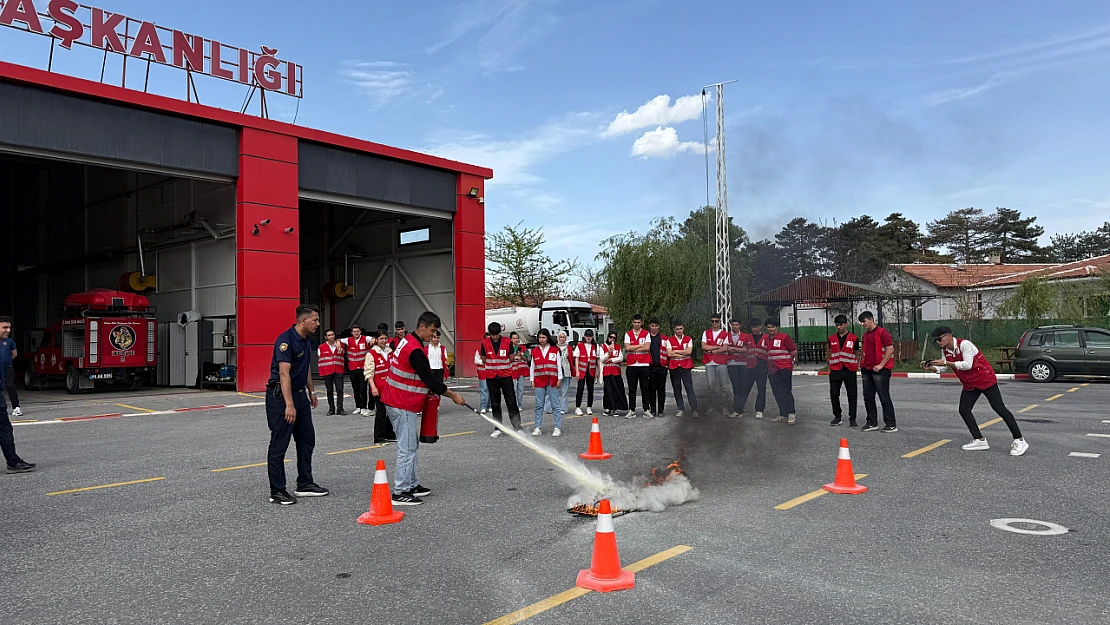 Malatya Büyükşehir Belediyesi'nden Genç Gönüllülere Afet ve Yangın Eğitimi