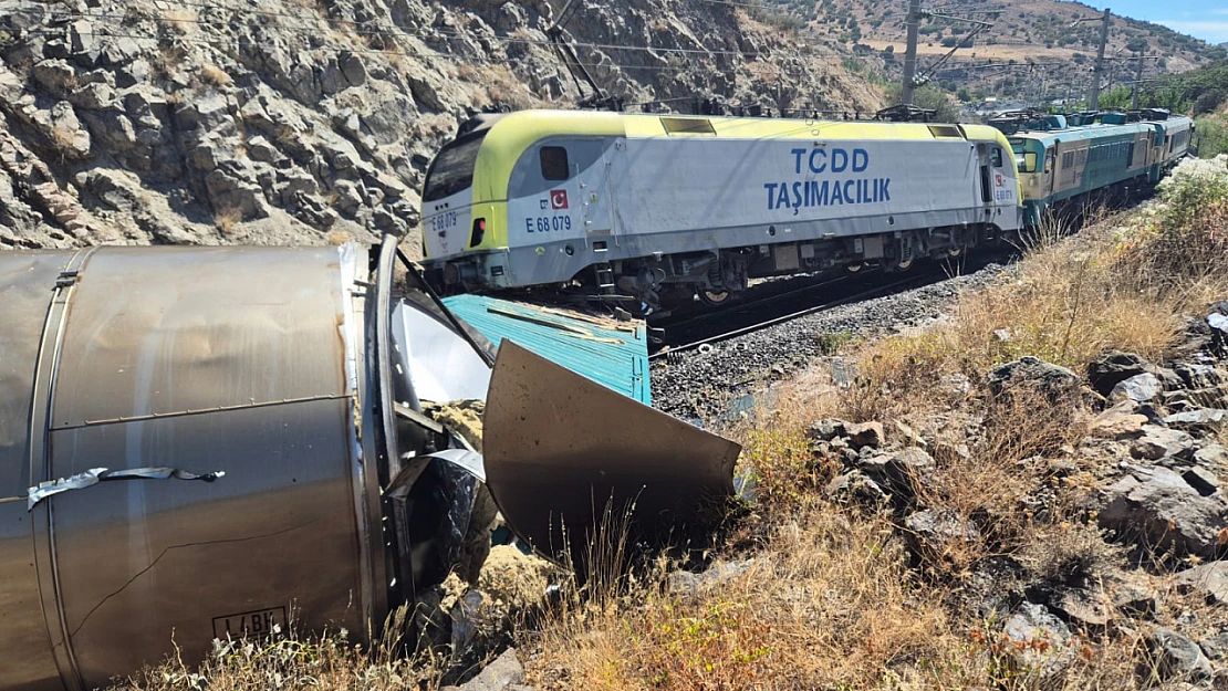 Malatya'da İki Tren Çarpıştı: Bir Kişi Yaralandı.