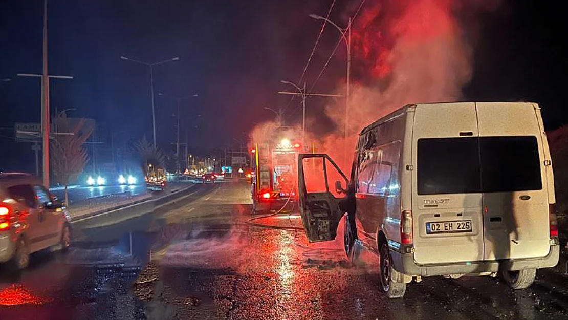 Malatya'da seyir halindeki araç alev alev yandı…