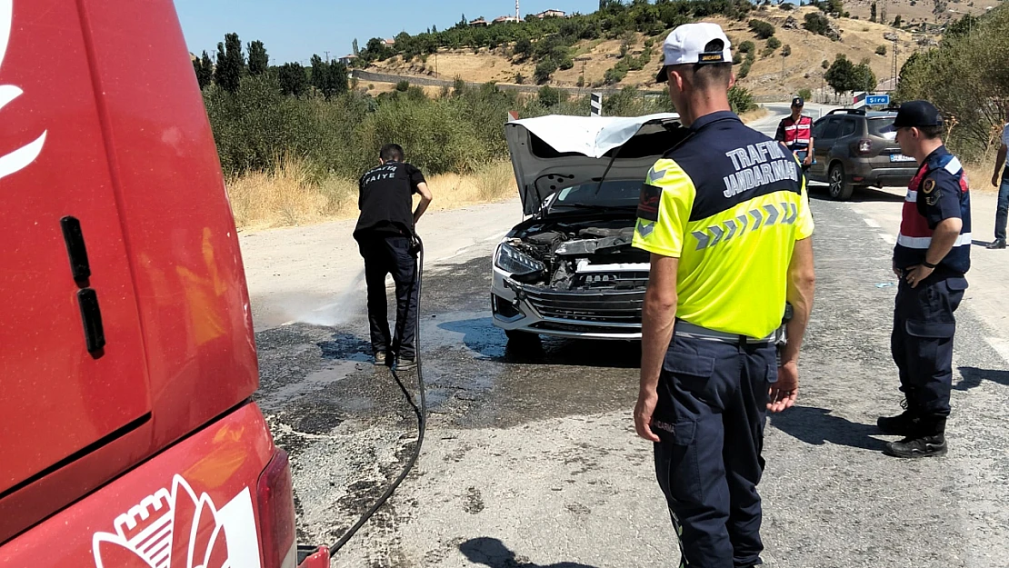 Pütürge'de Şiro Çayı Köprüsünde Feci Kaza: 3 Yaralı.