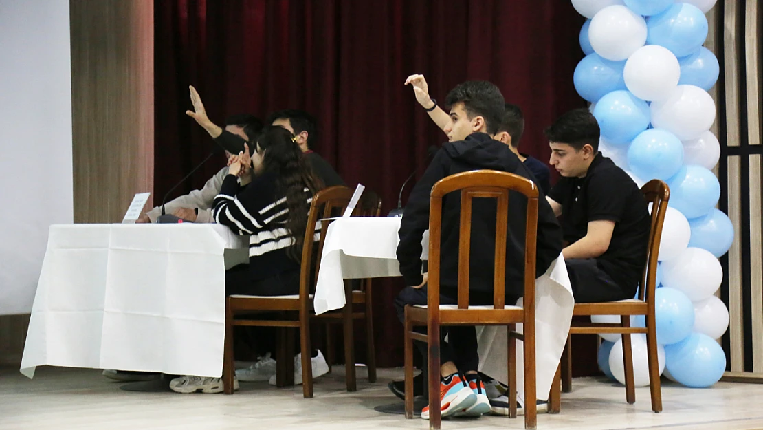 'Şampiyon Kim?' Bilgi Yarışmasında İlk Turlar Nefes Kesti