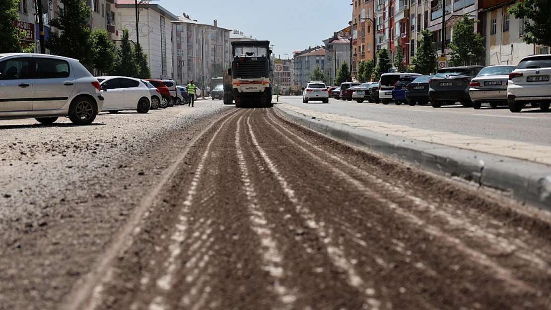 Sivas'ta Hayri Sığırcı Caddesi'nde Asfalt Çalışmaları Devam Ediyor