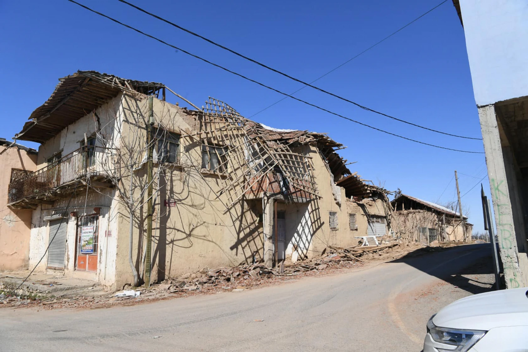 Akçadağ İlçesi Bahri'de yıkım görüntülendi.