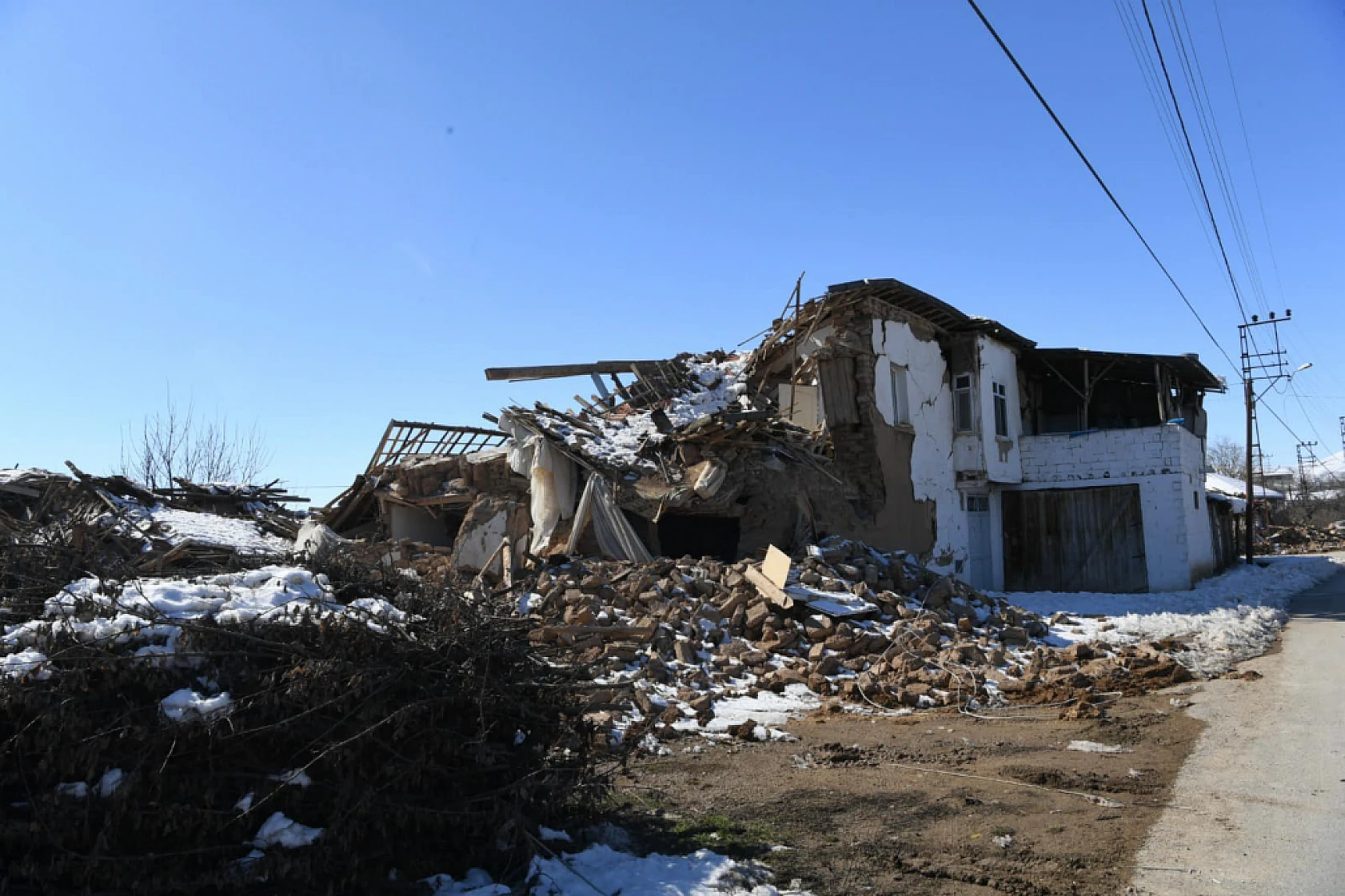 Akçadağ İlçesi Bahri'de yıkım görüntülendi.