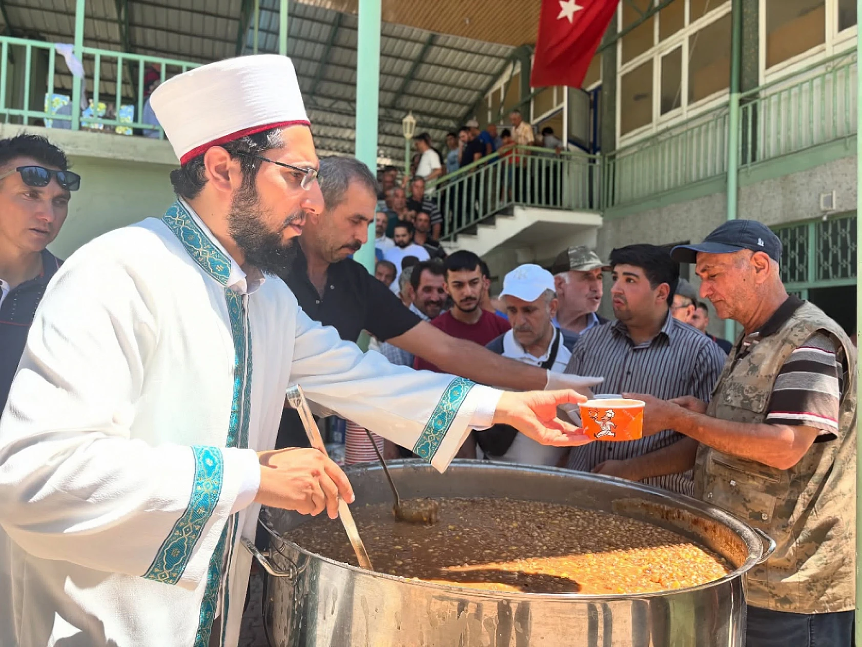 Arapgir'de Muharrem Ayı Bereketi: Cuma Namazı Sonrası Aşure İkramı