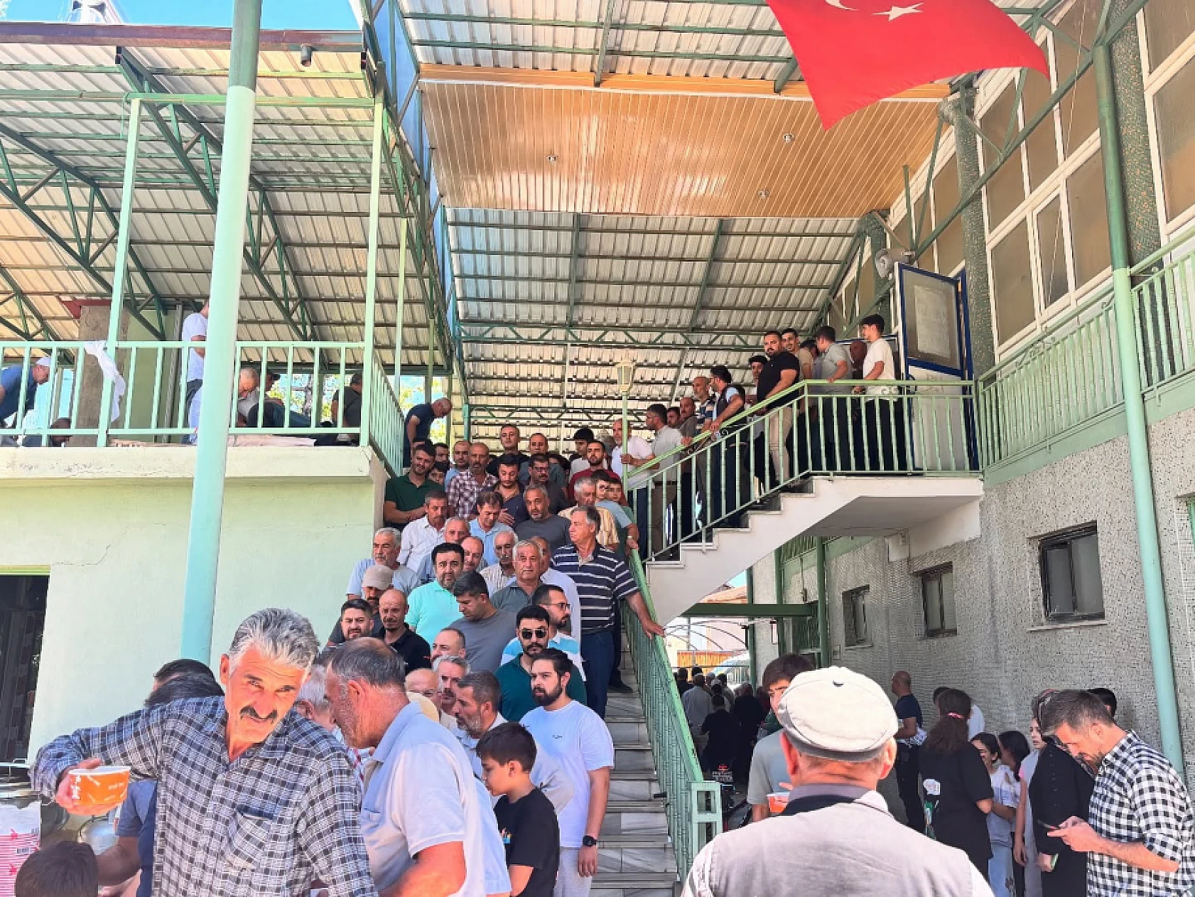 Arapgir'de Muharrem Ayı Bereketi: Cuma Namazı Sonrası Aşure İkramı