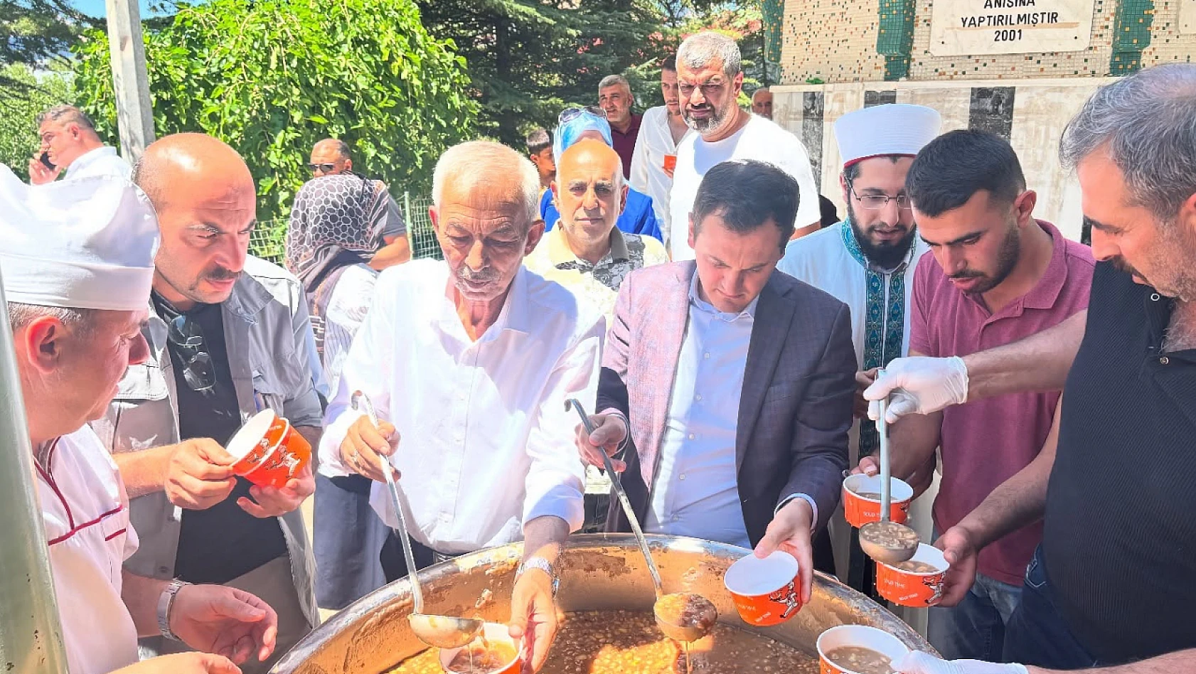 Arapgir'de Muharrem Ayı Bereketi: Cuma Namazı Sonrası Aşure İkramı