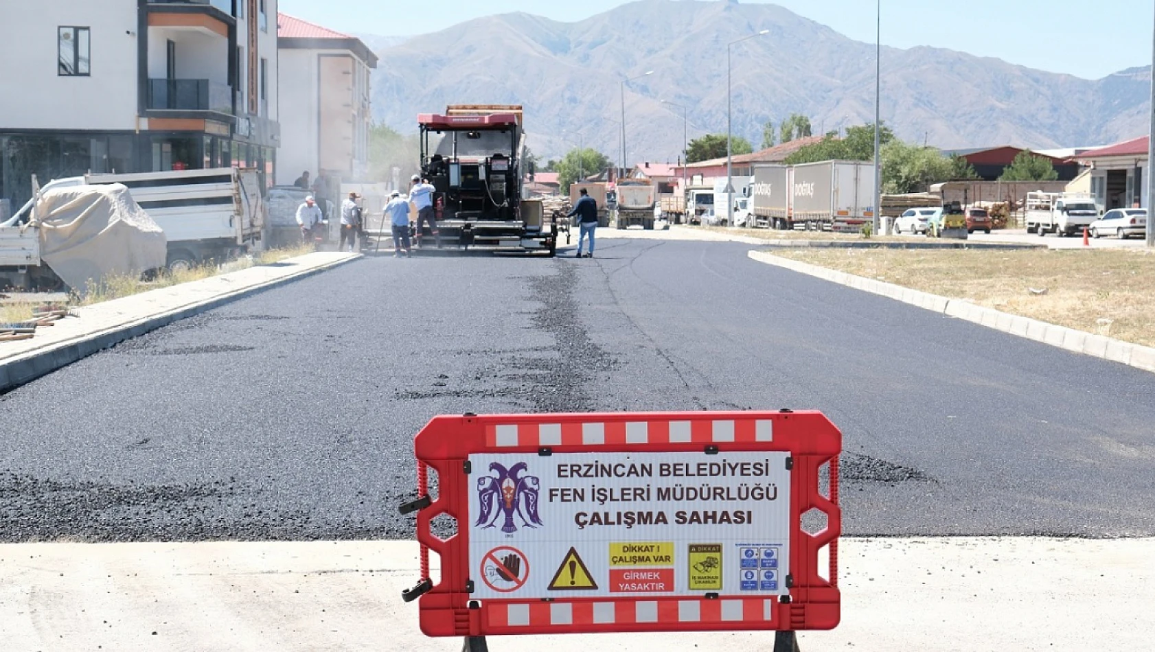 Erzincan'da Asfalt ve kaldırım çalışmaları devam ediyor.