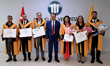 Yeni Unvanlarını Alan Akademisyenler Cübbe Giydi