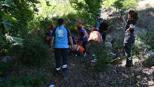 Zor Şartlarda Araçta yaralılar çıkarıldı!