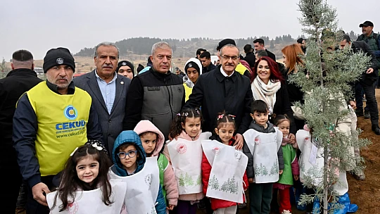 Malatya'da Milli Ağaçlandırma Günü Coşkusu: Yüzlerce Kişi Fidan Dikti